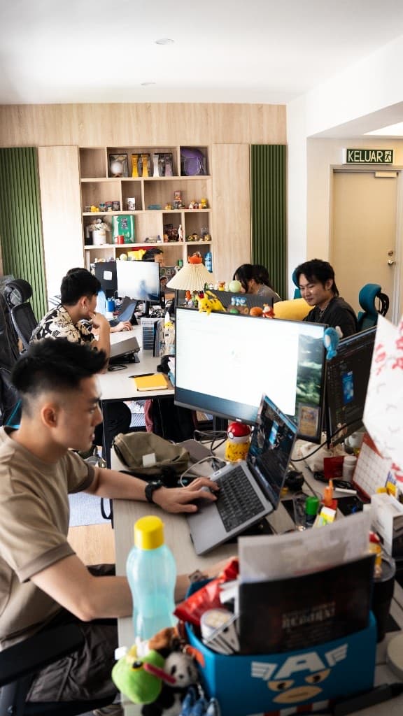Person Edge team collaborating at a desk